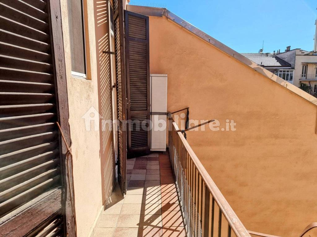 BALCONE INTERNO CORTILE