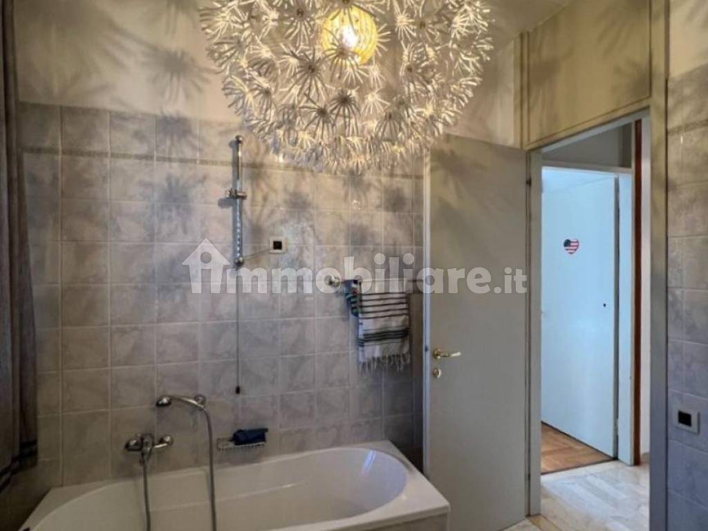 bagno finestrato con vasca