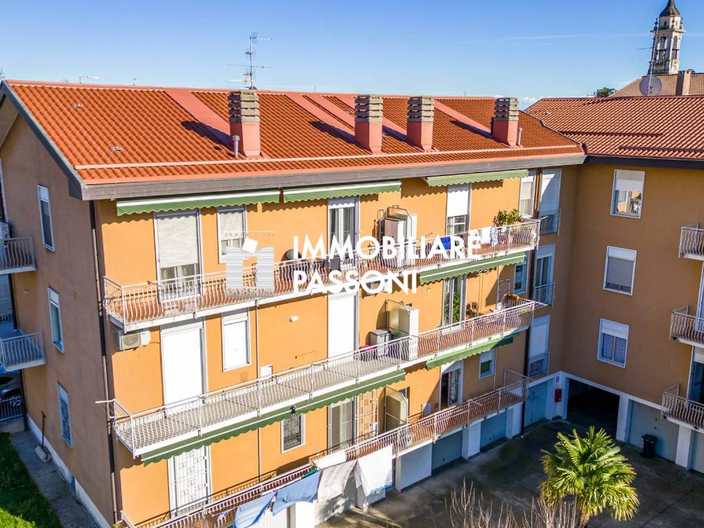 Vendita Appartamento Cairate. Trilocale in via Molina 21. Buono stato piano rialzato posto auto con balcone riscaldamento autonomo rif. 110514953