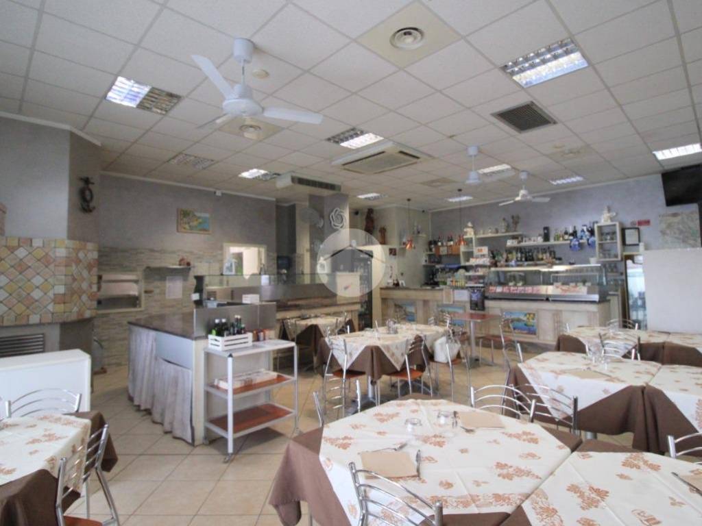 Locale commerciale piazza degli alpini, centro, travagliato
