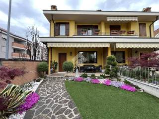 Foto - Vendita villa con giardino, Coccaglio, Lago d'Iseo Franciacorta