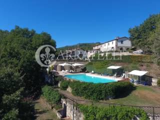 Villa d'epoca con piscina e terreno nel Mugello