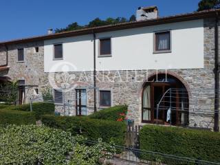 Villa d'epoca con piscina e terreno nel Mugello