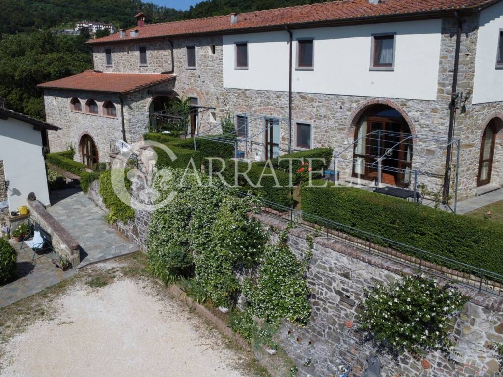 Villa d'epoca con piscina e terreno nel Mugello