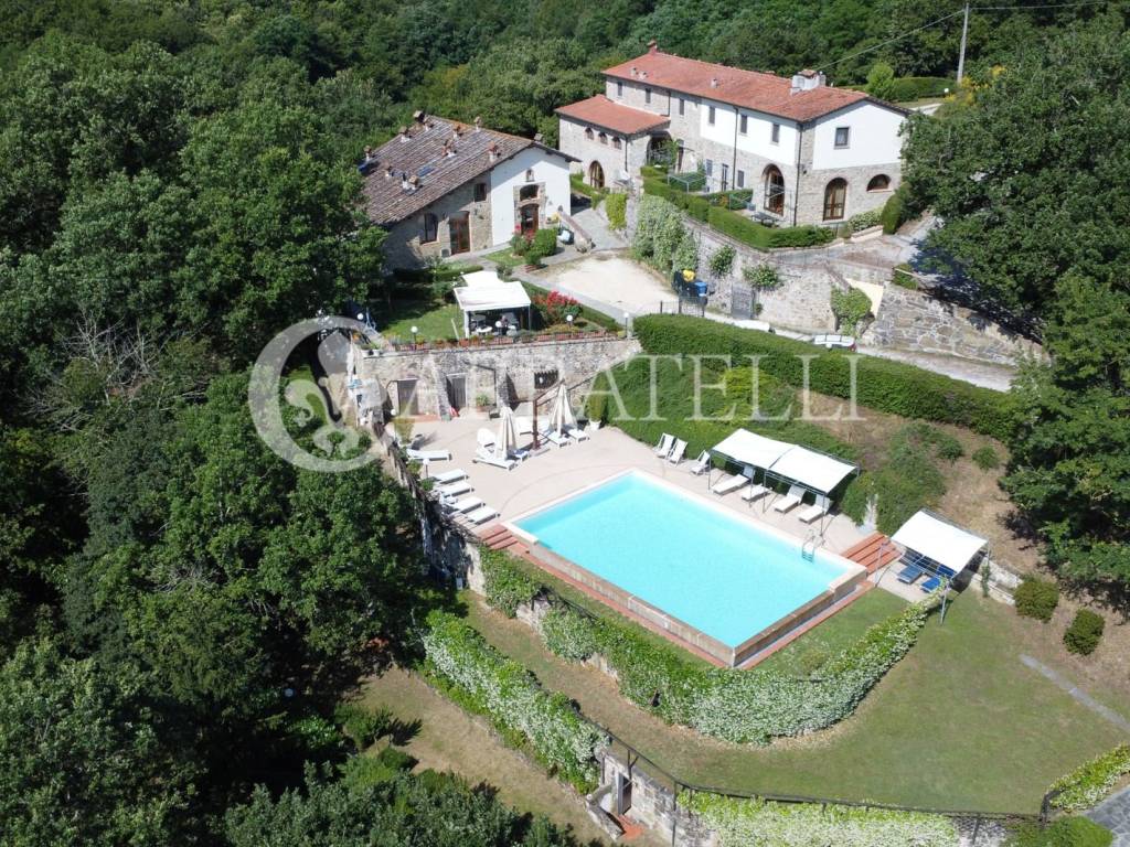 Villa d'epoca con piscina e terreno nel Mugello