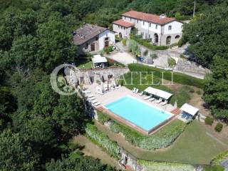 Villa d'epoca con piscina e terreno nel Mugello