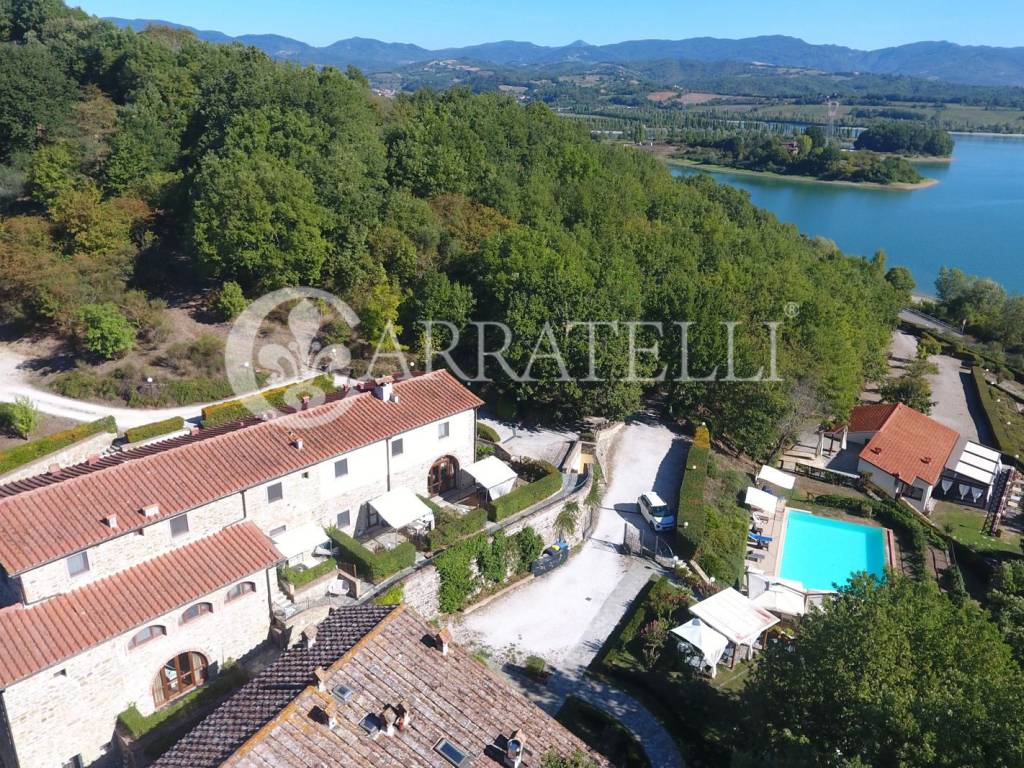 Villa d'epoca con piscina e terreno nel Mugello