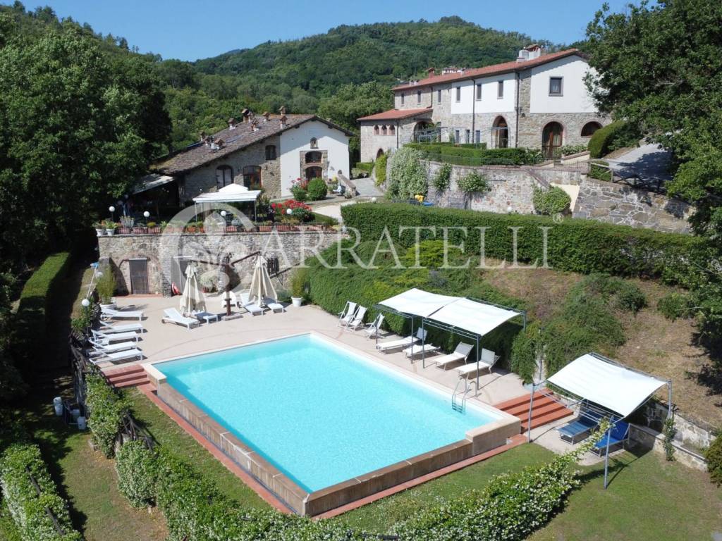 Villa d'epoca con piscina e terreno nel Mugello