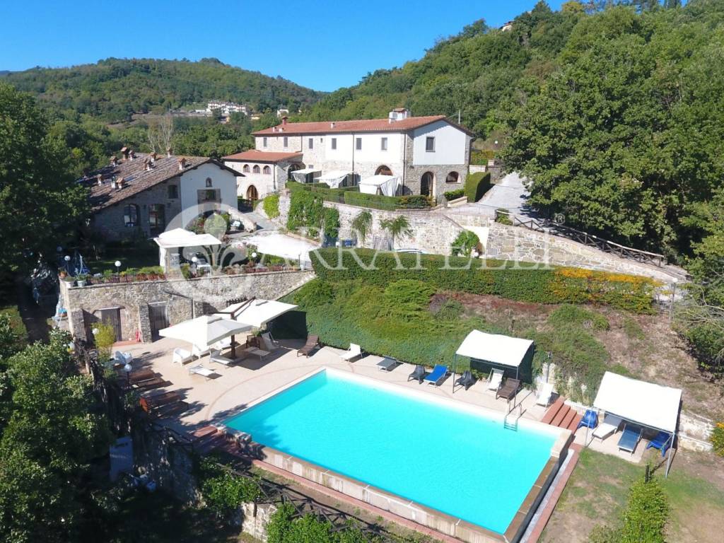 Villa d'epoca con piscina e terreno nel Mugello