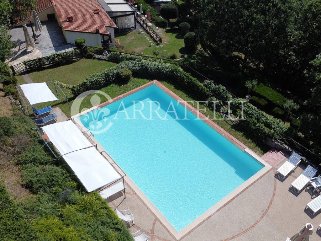 Villa d'epoca con piscina e terreno nel Mugello