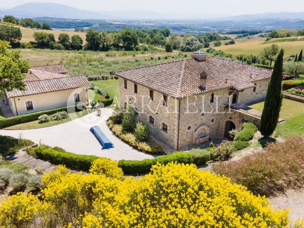 Casale ristrutturato con piscina