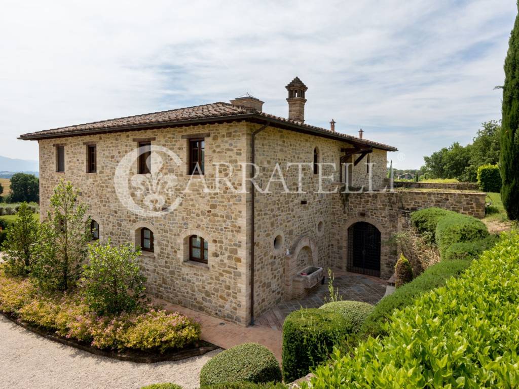 Casale ristrutturato con piscina