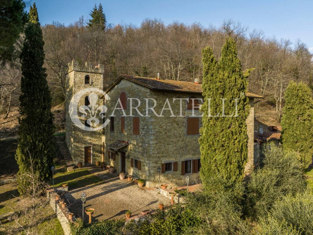 Borgo con terreno e piscina a Barberino di Mugello