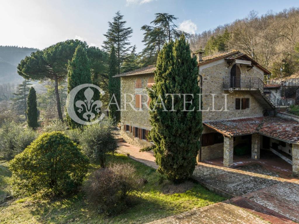 Borgo con terreno e piscina a Barberino di Mugello