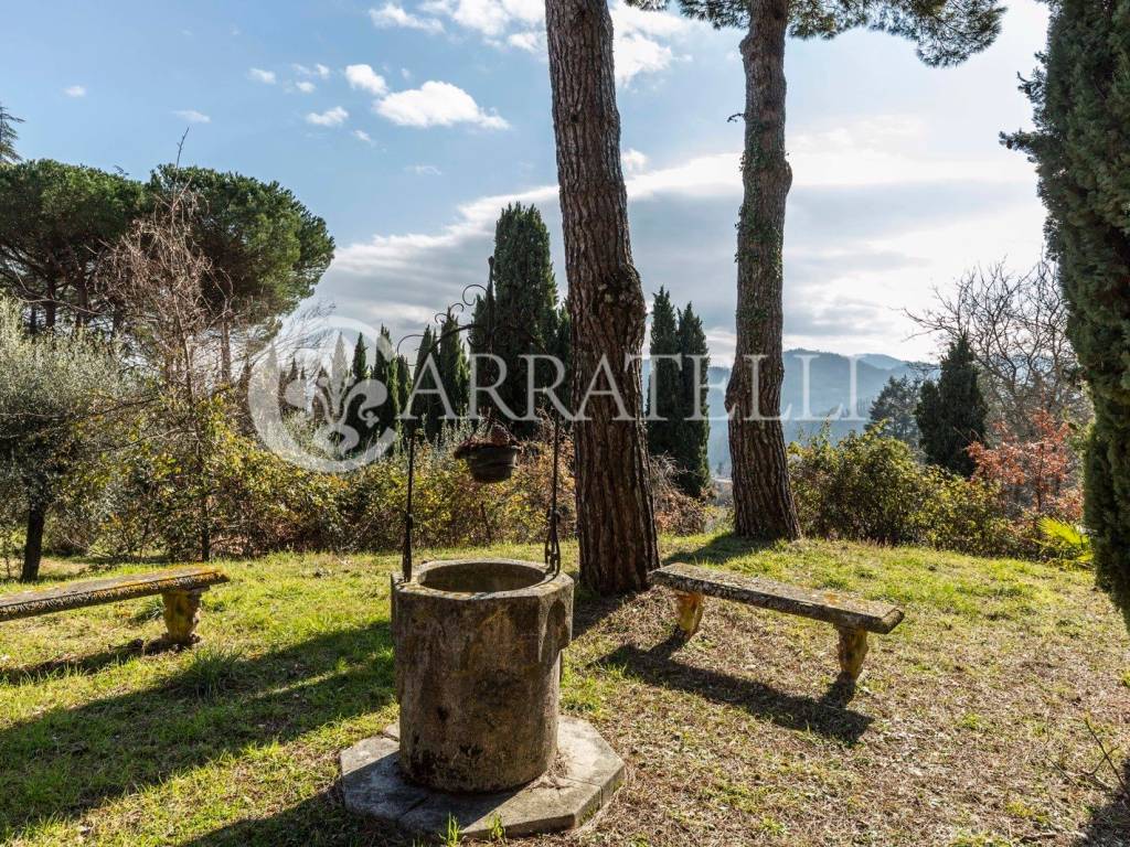 Borgo con terreno e piscina a Barberino di Mugello