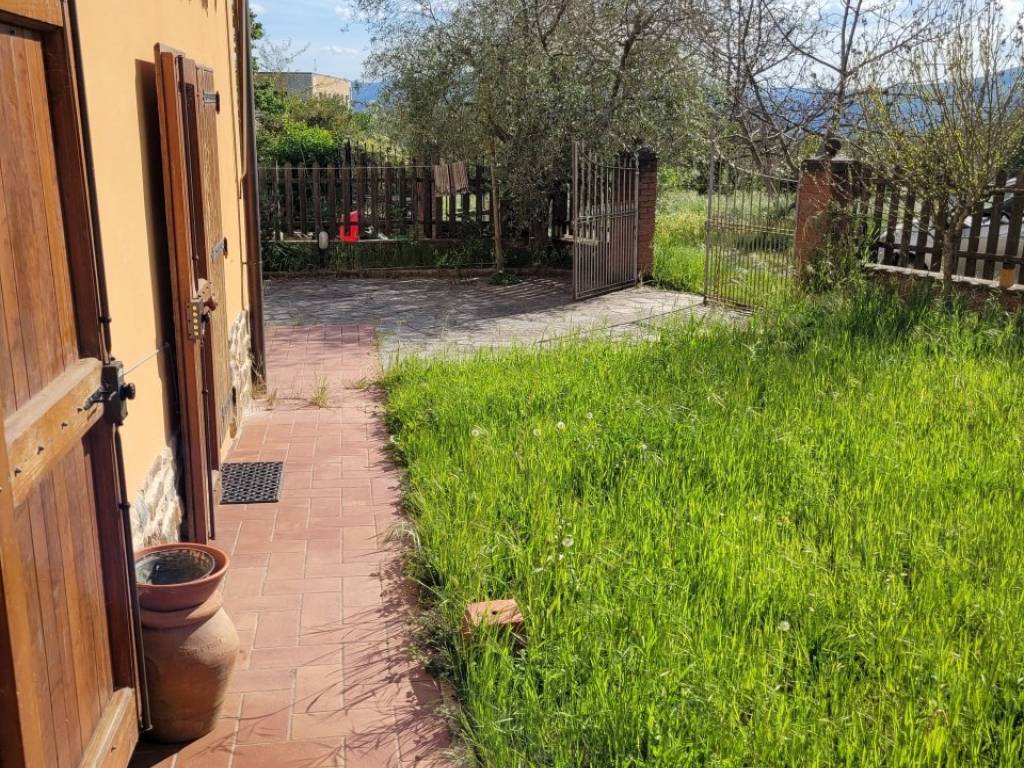 Reggello - Olmo vendesi bifamiliare con giardino