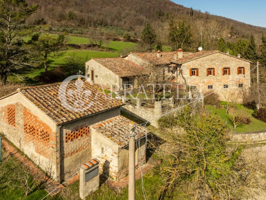 Casale nel Mugello con chiesa terreno e ulivi