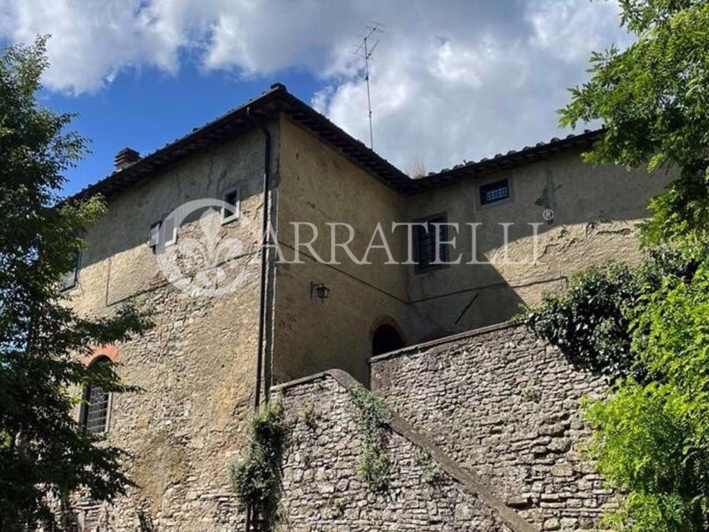 Casale nel Mugello con chiesa terreno e ulivi