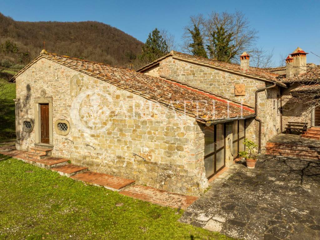 Casale nel Mugello con chiesa terreno e ulivi