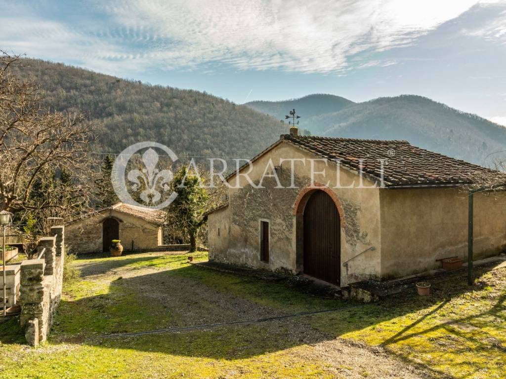 Casale nel Mugello con chiesa terreno e ulivi