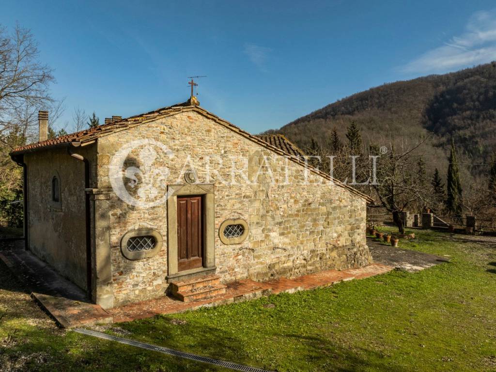 Casale nel Mugello con chiesa terreno e ulivi