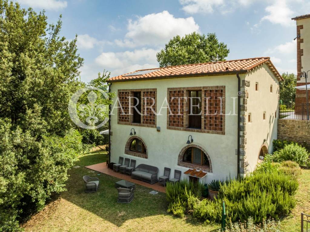 Casale con piscina dependance e terreno a Palaia