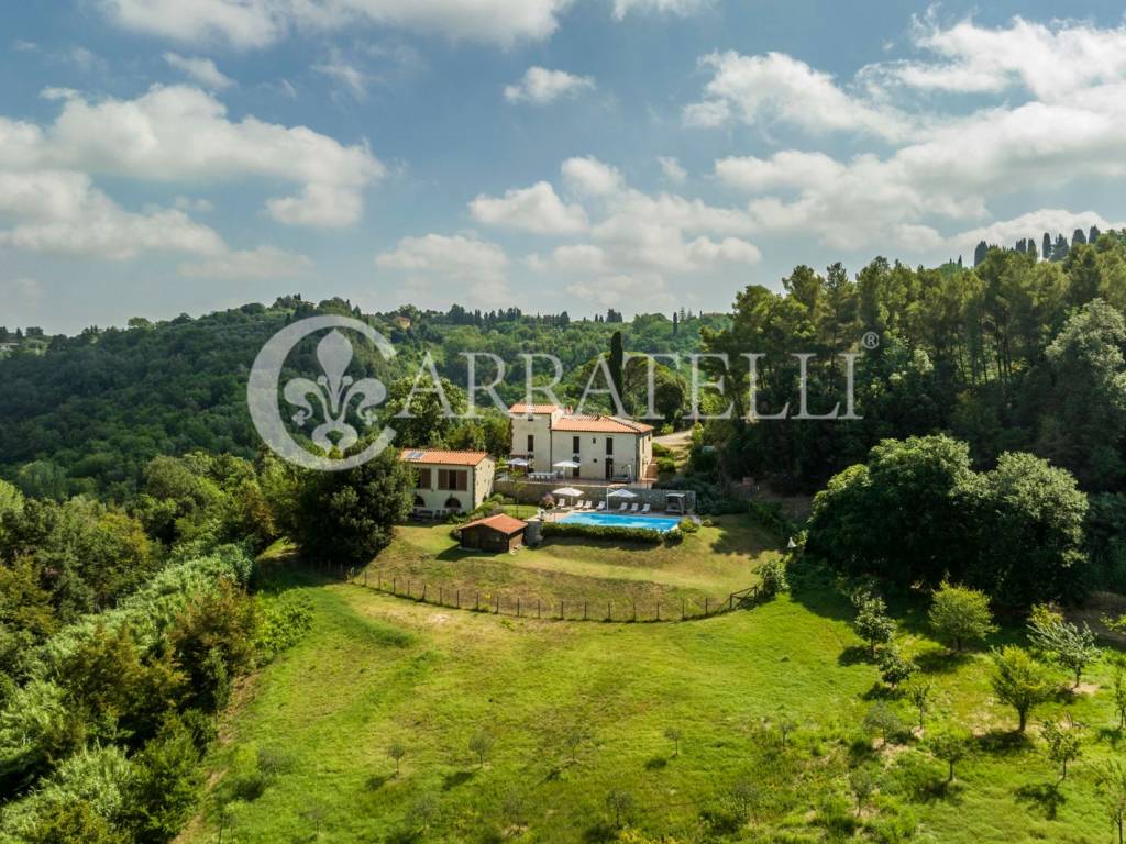 Casale con piscina dependance e terreno a Palaia