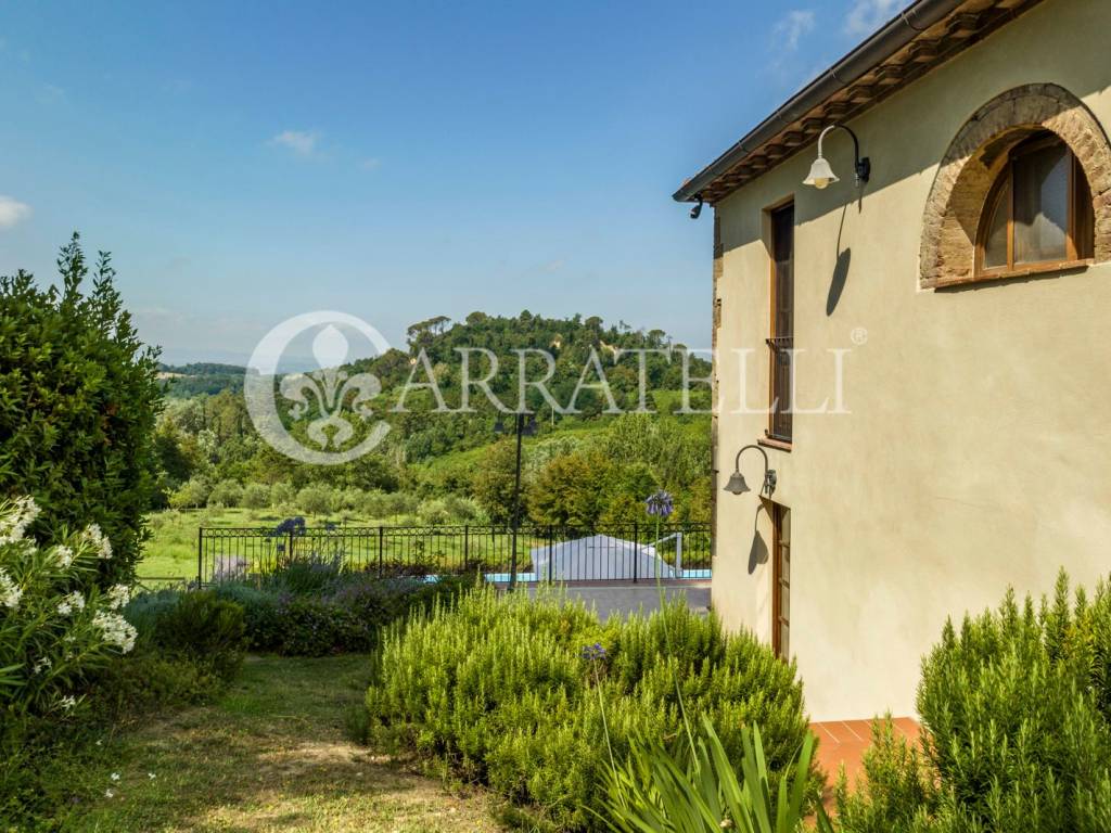 Casale con piscina dependance e terreno a Palaia