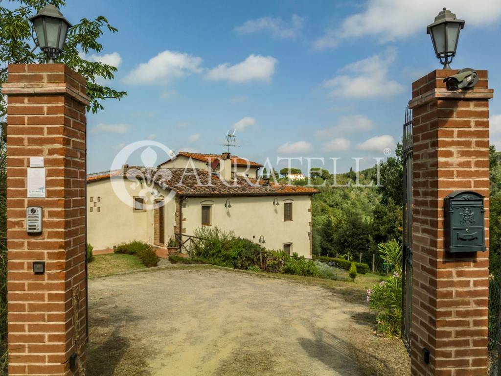 Casale con piscina dependance e terreno a Palaia