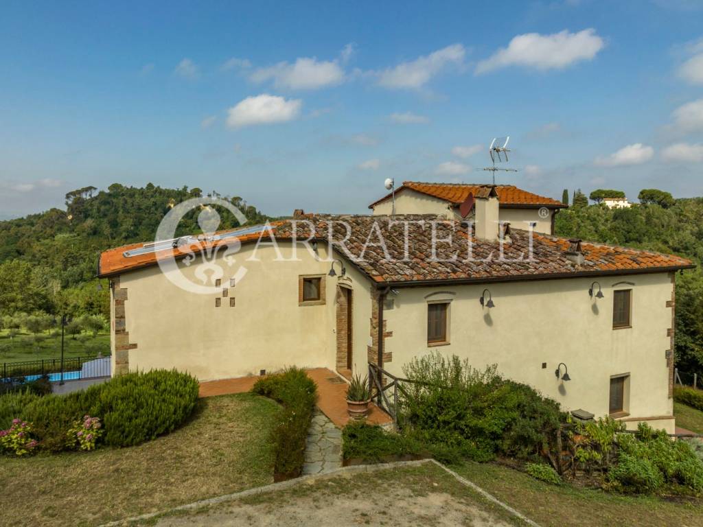 Casale con piscina dependance e terreno a Palaia