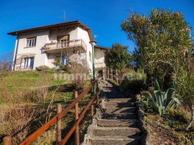 Casa con balcone a Como