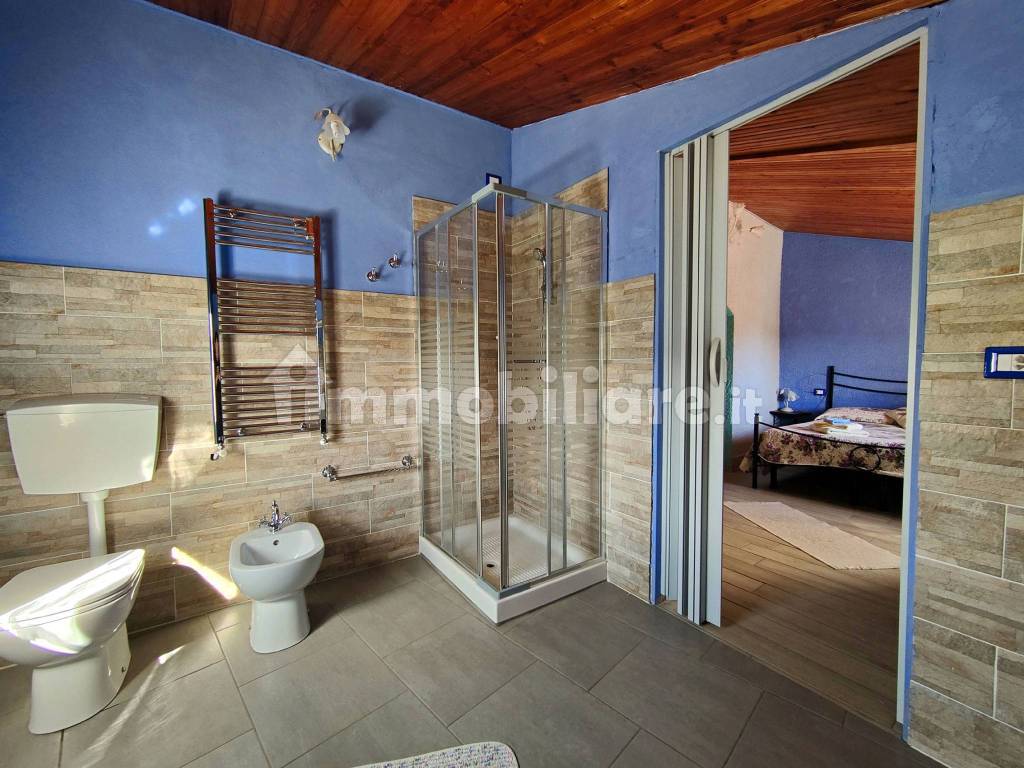 bagno camera viola