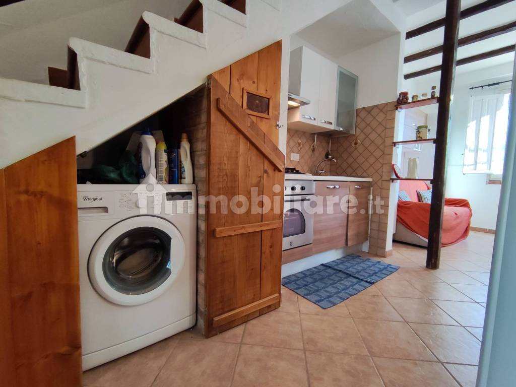 Cucina-spazio lavanderia