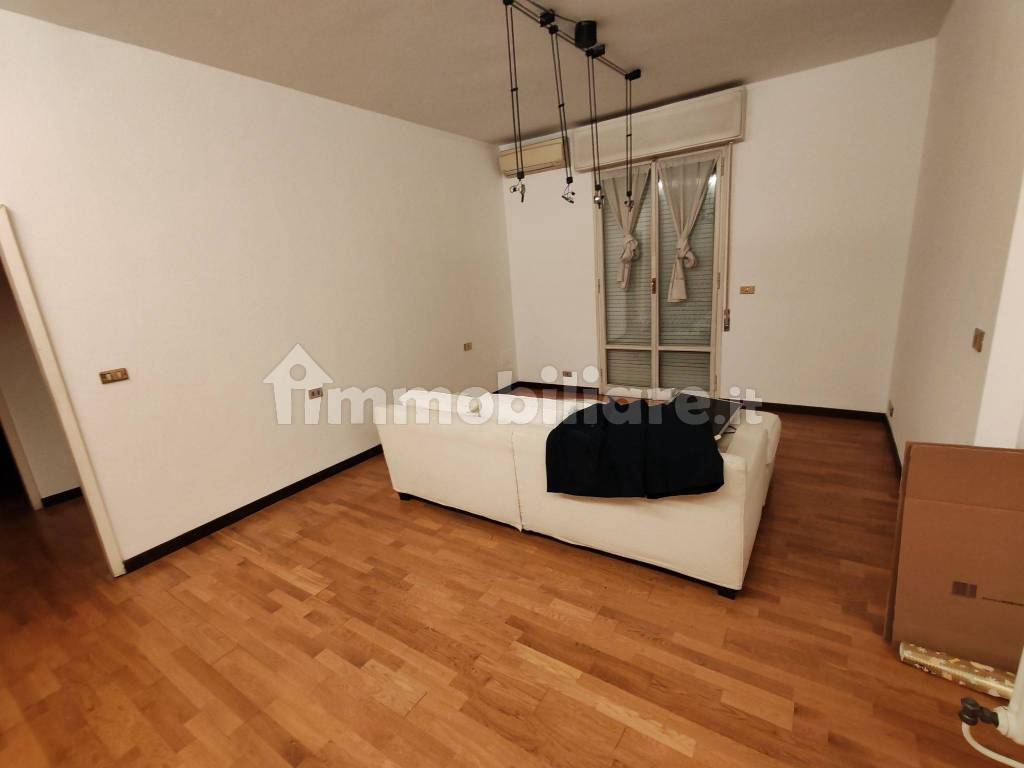 Rent Apartment Modena. 4room flat, Good condition, second floor
