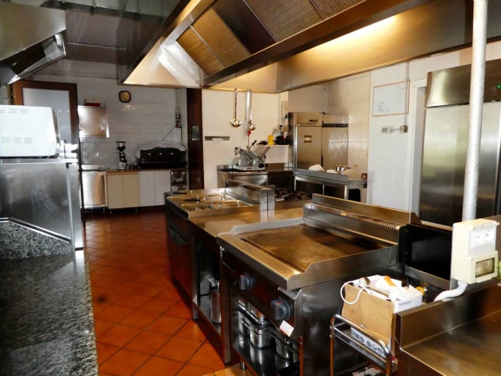 Attività commerciale contrada carletti, castelgomberto