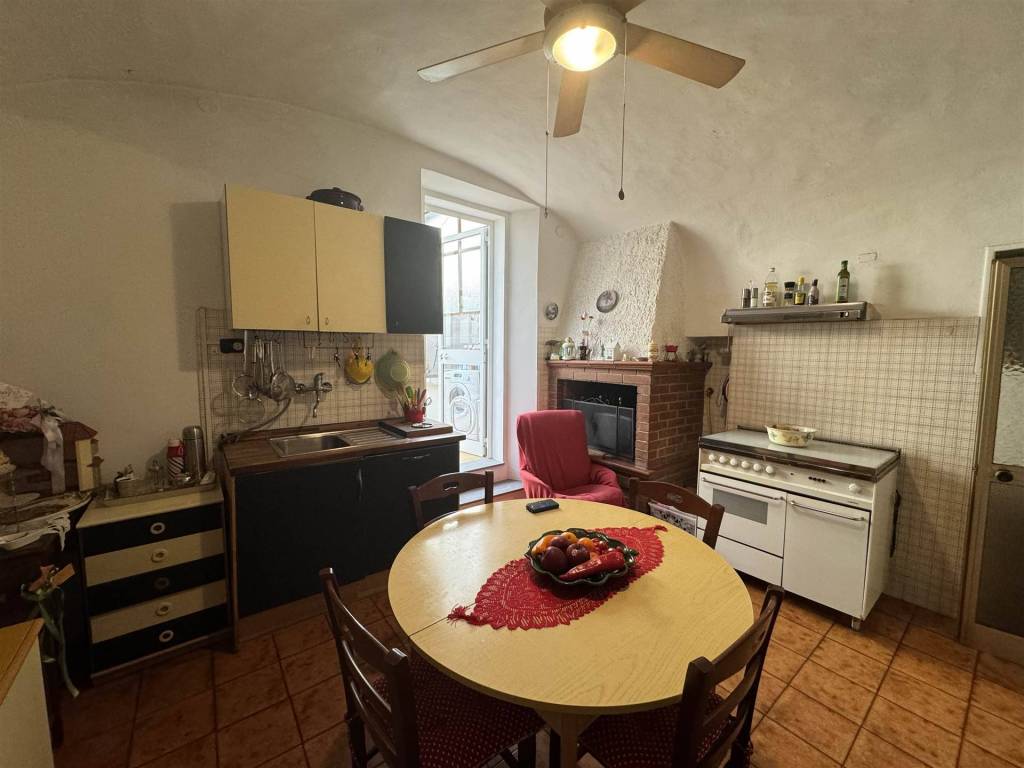 Cucina con sottoscala e ingresso alla veranda