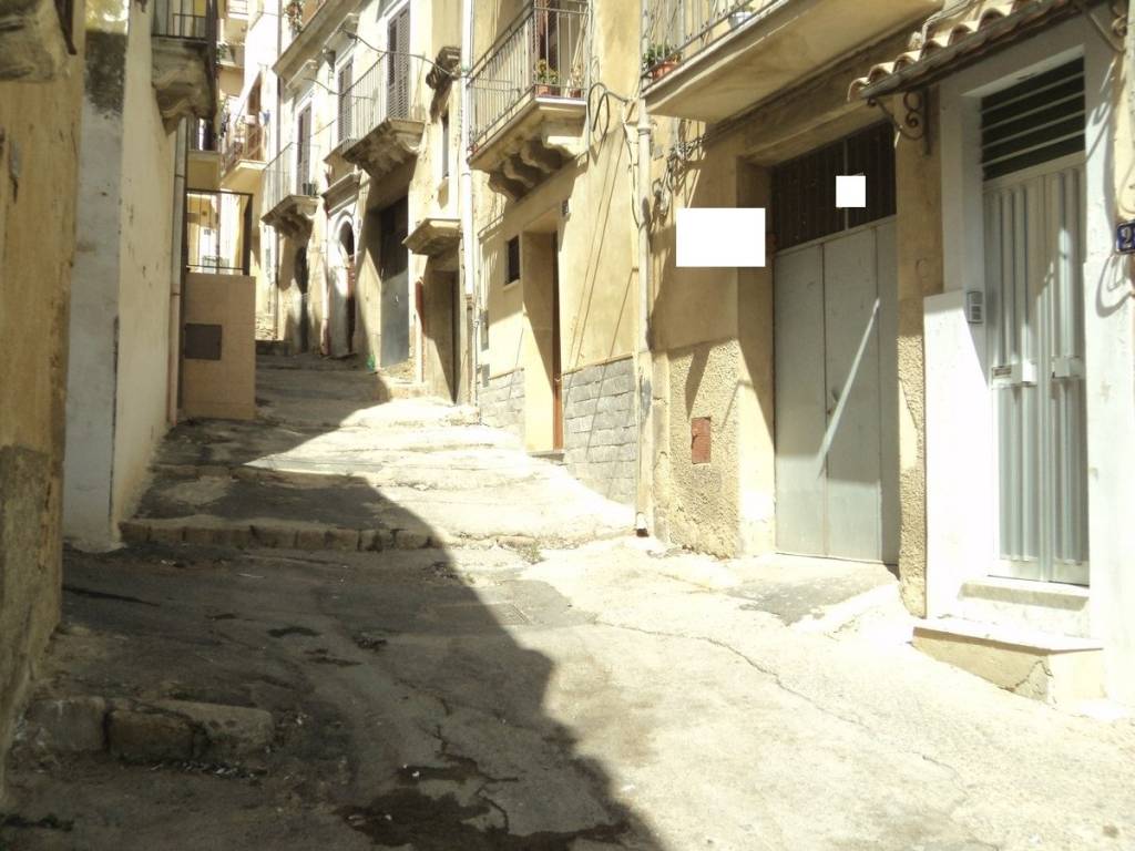 Garage - box via coniglio 28, centro, caltagirone