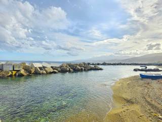 la vicinissima spiaggia