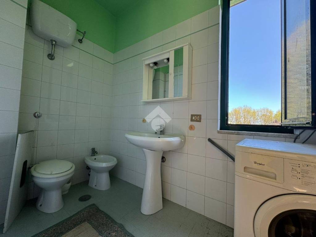 BAGNO CON DOCCIA E LAVANDERIA