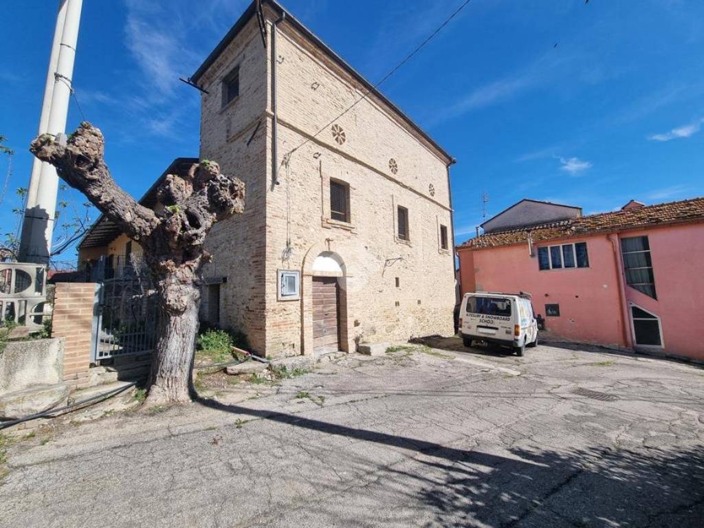 Rustico via de amicis, guzzano, castellalto