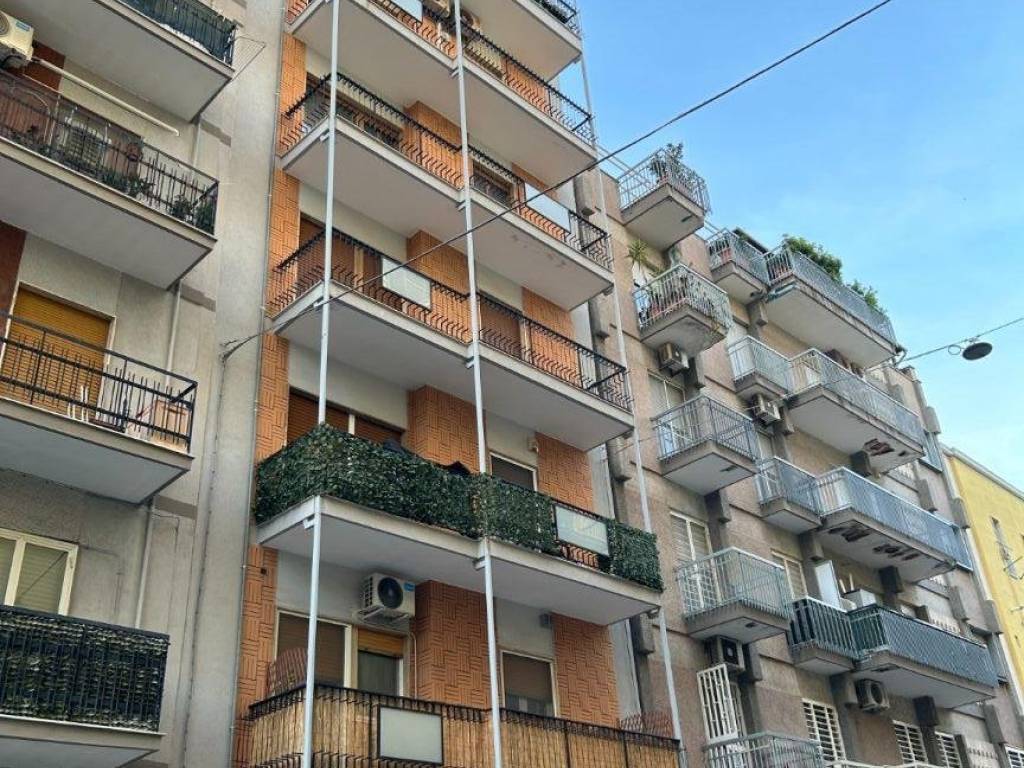 Sale Apartment Bari. 4-room flat in via Francesco Netti 5. Good condition,  fifth floor, with balcony, independent heating, ref. 110800975