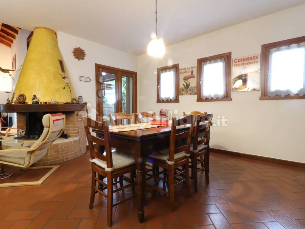 Sala pranzo con caminetto