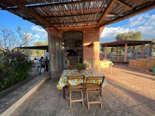 Outdoor kitchen