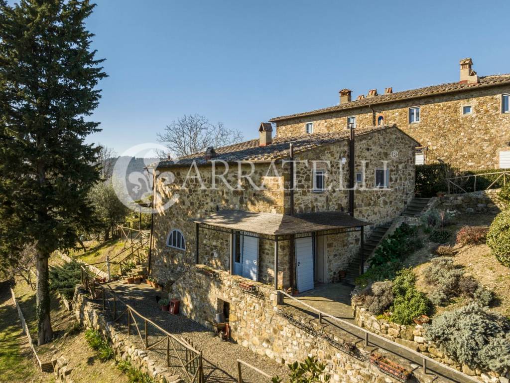 Casale in borgo con terreno e piscina nel Chianti