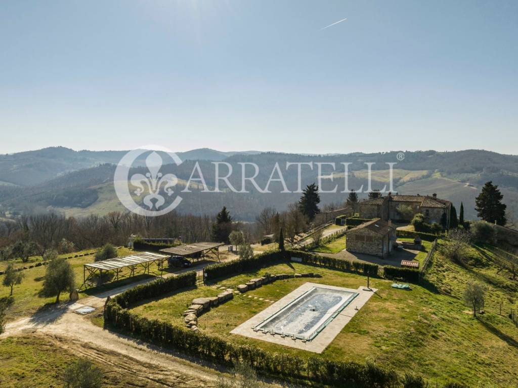 Casale in borgo con terreno e piscina nel Chianti