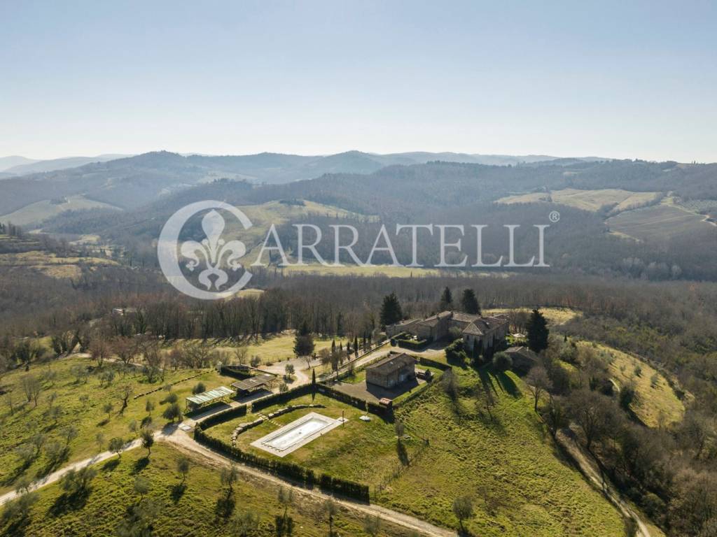 Casale in borgo con terreno e piscina nel Chianti