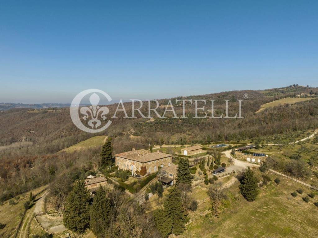 Casale in borgo con terreno e piscina nel Chianti