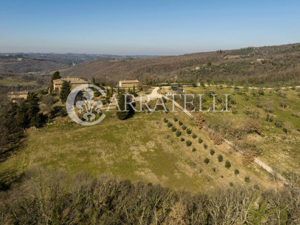 Casale in borgo con terreno e piscina nel Chianti