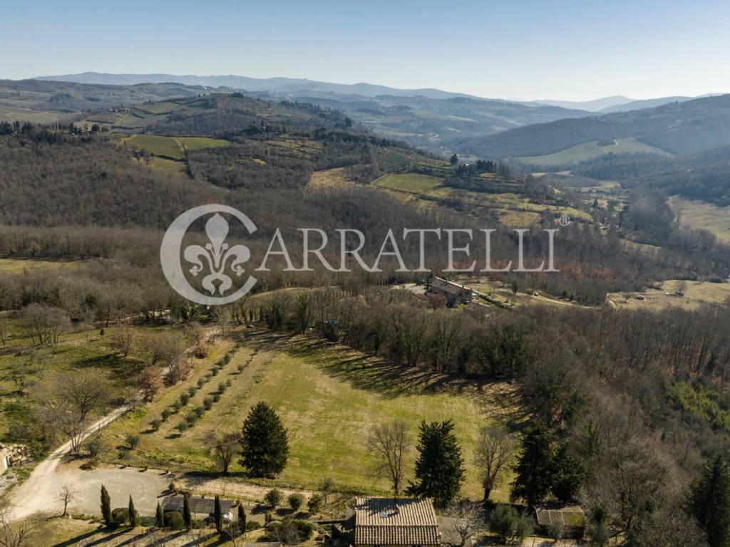 Casale in borgo con terreno e piscina nel Chianti