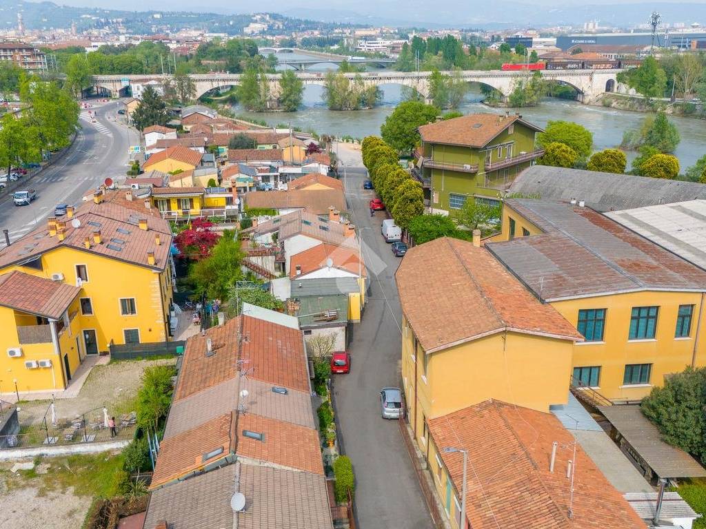 Vista adige con strada